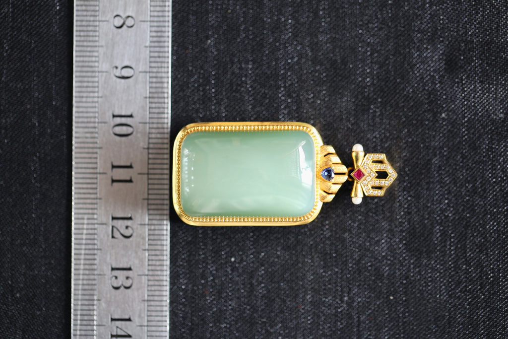 TABULA 005 · Willow Green — nephrite jade pendant, size reference
