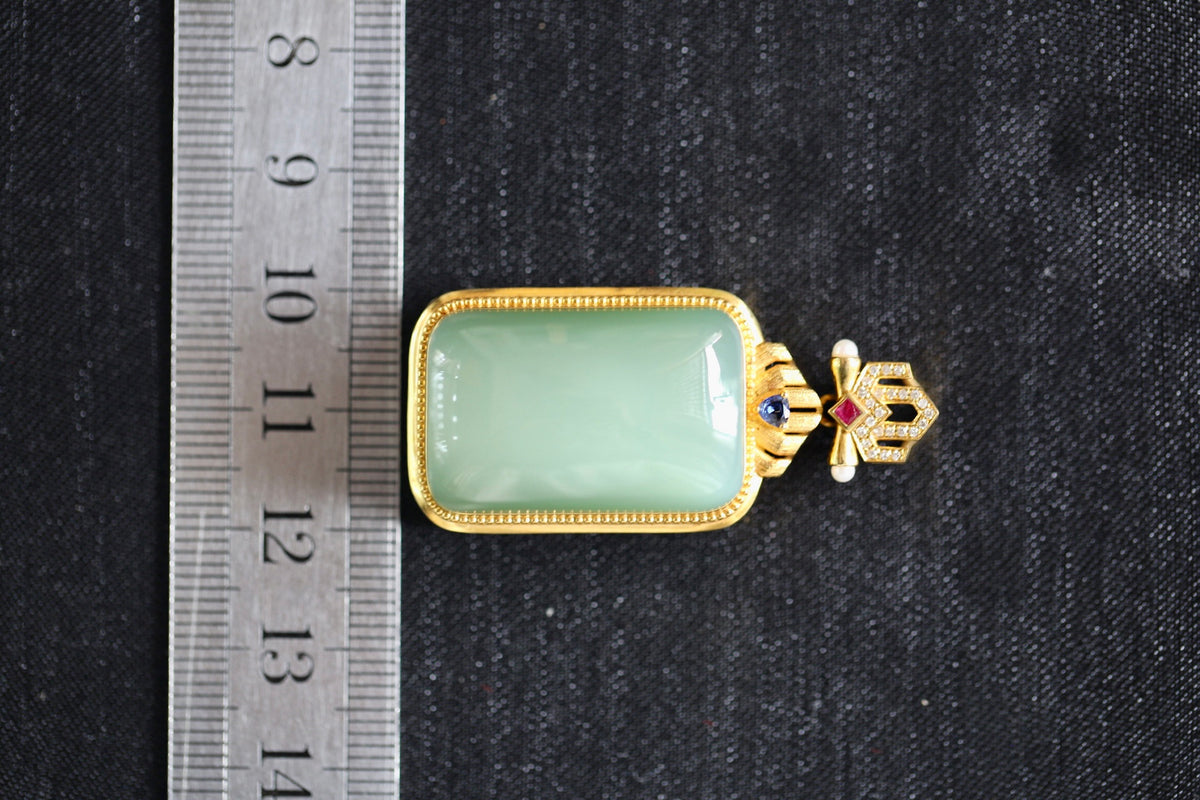TABULA 005 · Willow Green — nephrite jade pendant, size reference