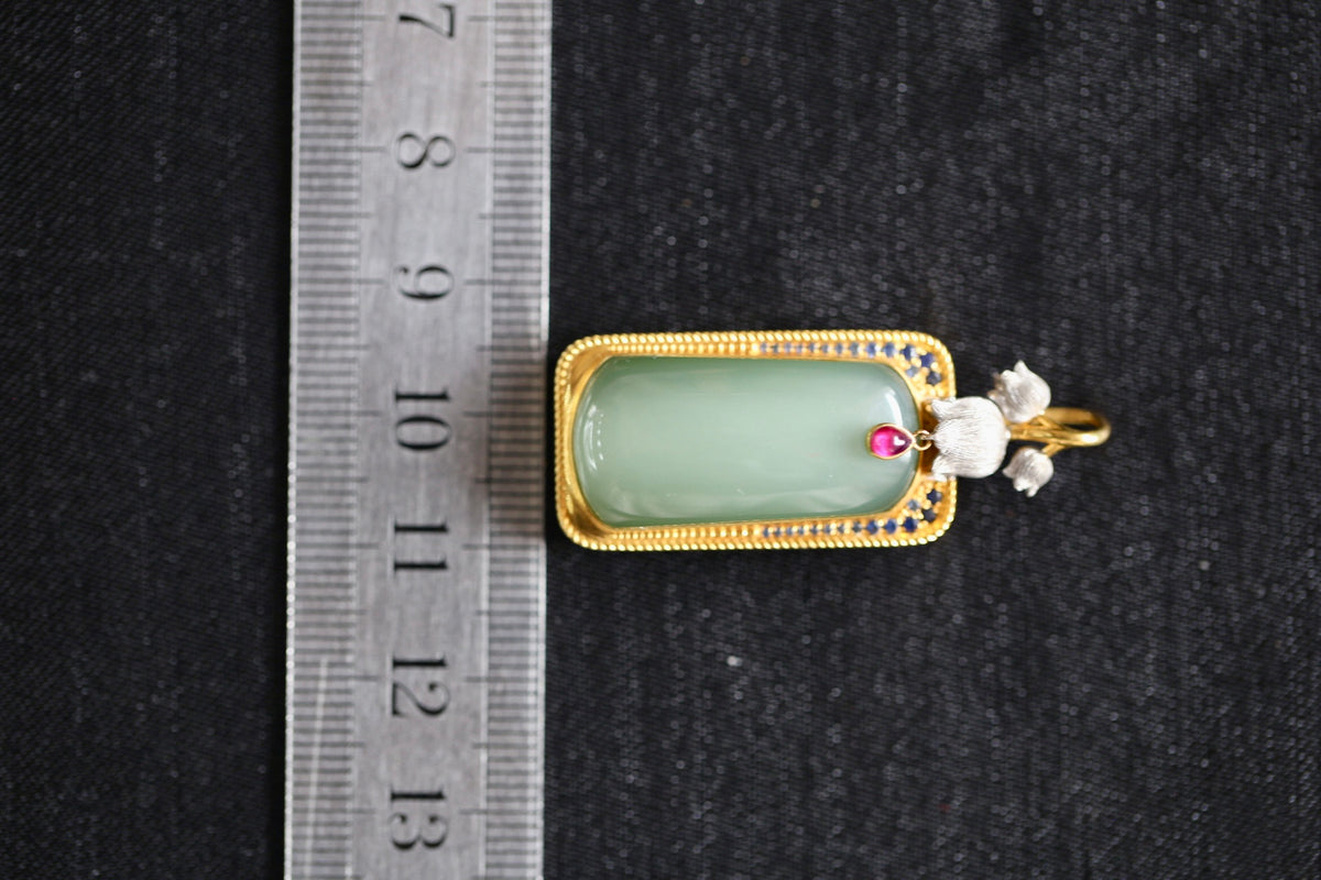 TABULA 006 · Willow Green — nephrite jade pendant, size reference