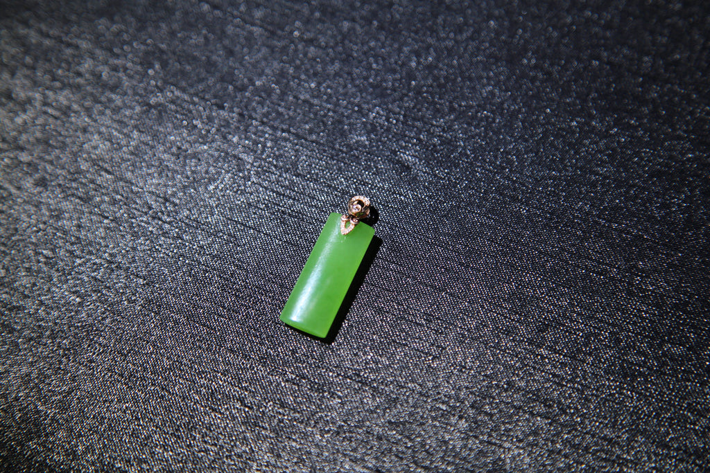 TABULA 007 · Willow Green — nephrite jade pendant, detail