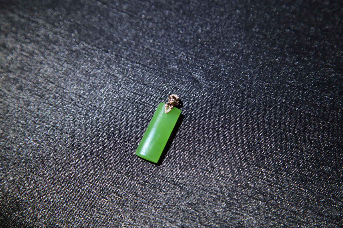 TABULA 007 · Willow Green — nephrite jade pendant, detail
