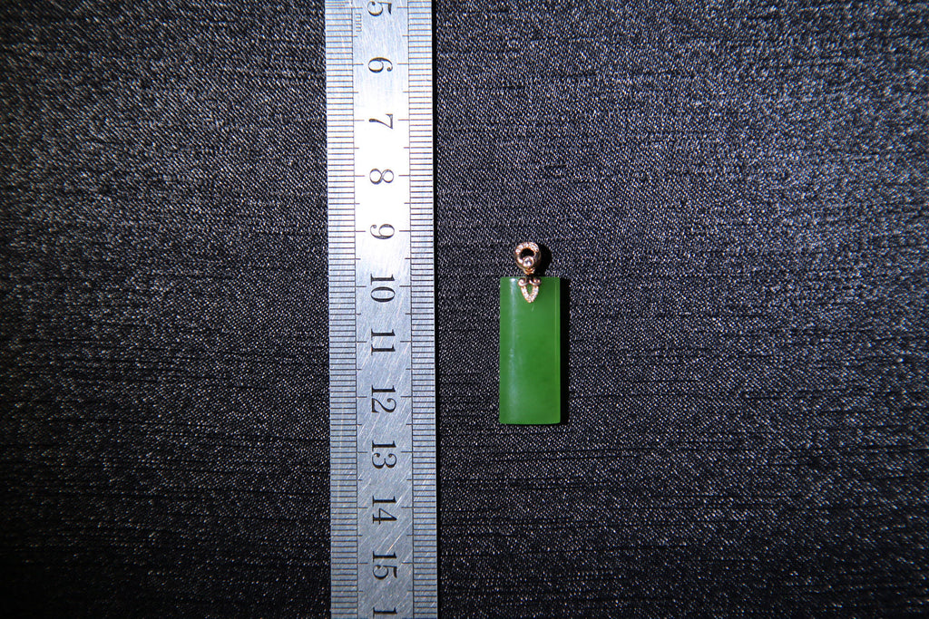 TABULA 007 · Willow Green — nephrite jade pendant, size reference