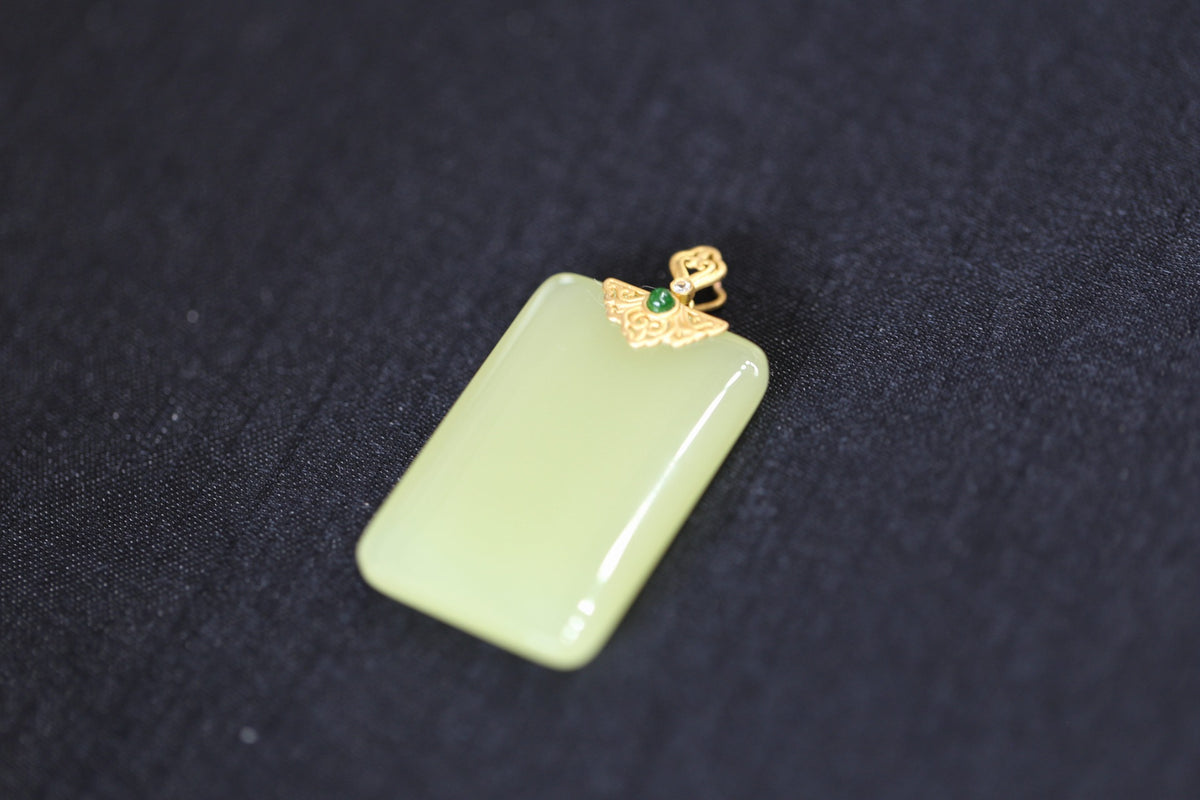 TABULA 008 · Golden Green — nephrite jade pendant, close view