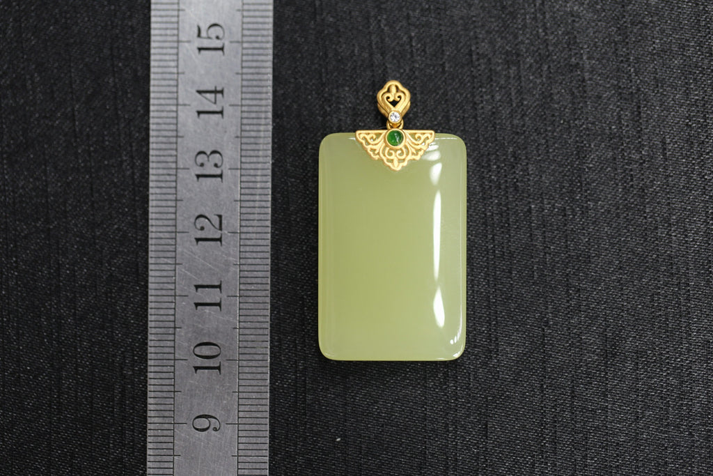 TABULA 008 · Golden Green — nephrite jade pendant, size reference
