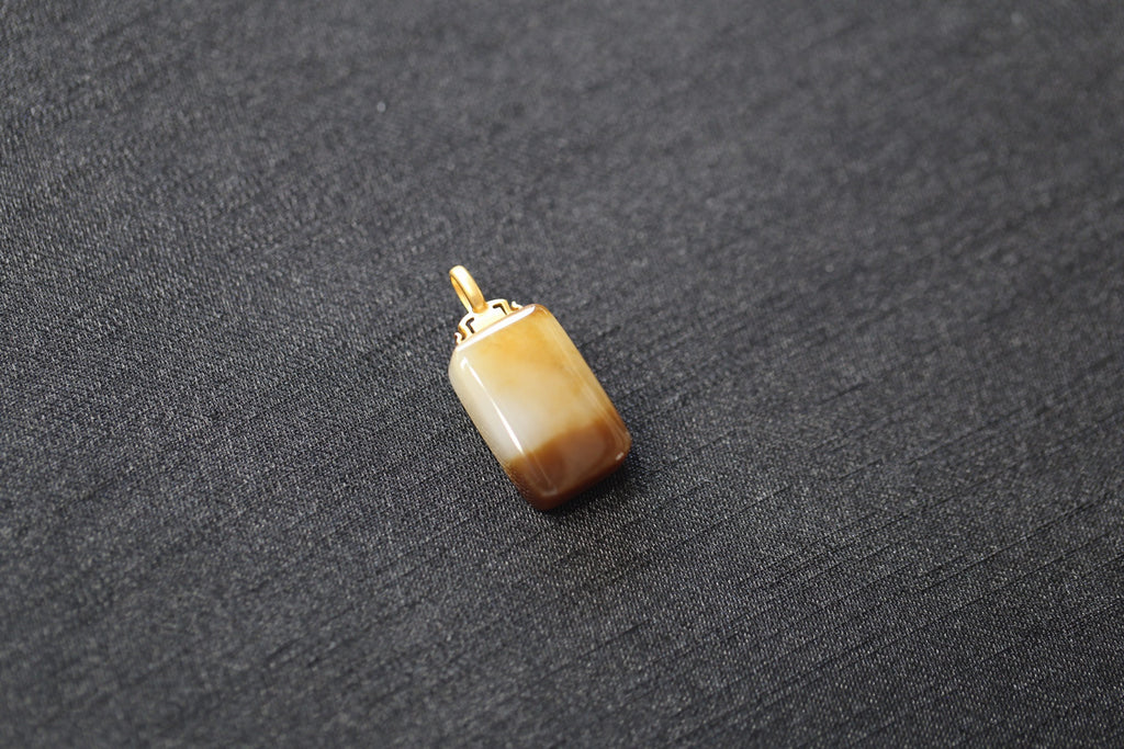 TABULA 012 · Multi-Colour — nephrite jade pendant, detail