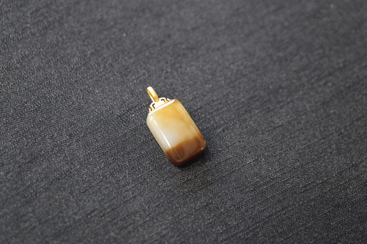 TABULA 012 · Multi-Colour — nephrite jade pendant, detail