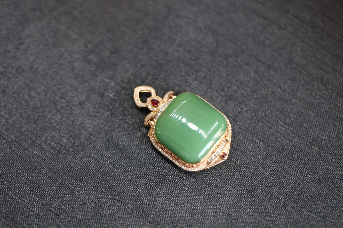 TABULA 014 · Willow Green — nephrite jade pendant, detail