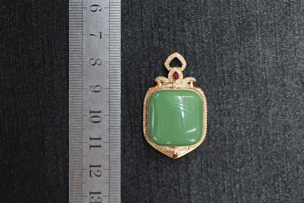 TABULA 014 · Willow Green — nephrite jade pendant, size reference