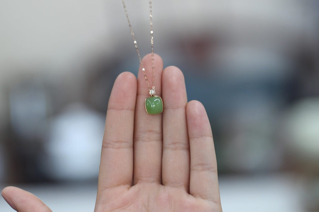 TABULA 015 · Willow Green — nephrite jade necklace, in the hand