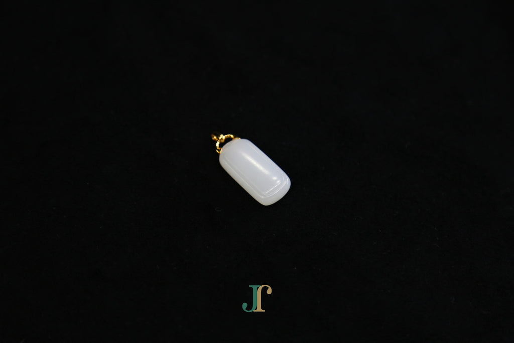 TABULA 018 · Suet White — nephrite jade pendant, detail