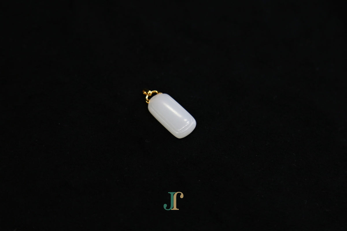 TABULA 018 · Suet White — nephrite jade pendant, detail