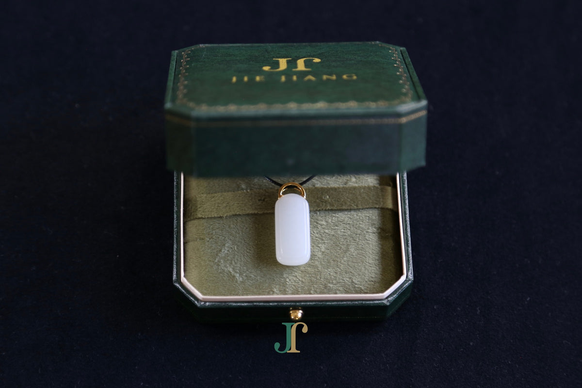 TABULA 019 · Suet White — nephrite jade pendant, in the box